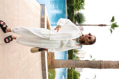 Yarasa Kol Beyaz Şalvar Kesim Gömlekli Takım