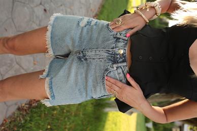 Yırtuk Detay Yıkamalı Denim Şort