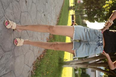 Yırtuk Detay Yıkamalı Denim Şort