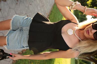 Yırtuk Detay Yıkamalı Denim Şort