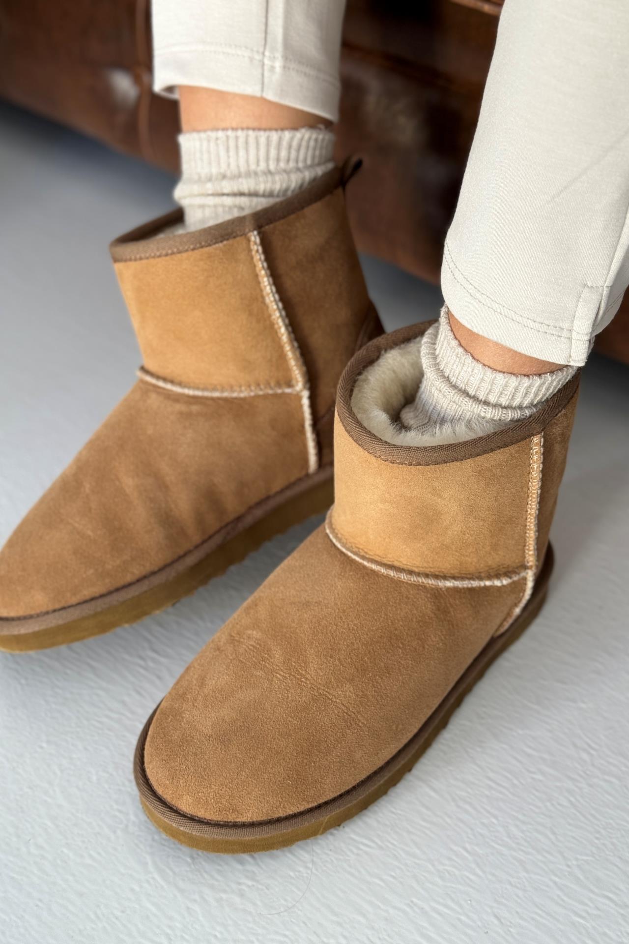 Mini ugg bot best sale