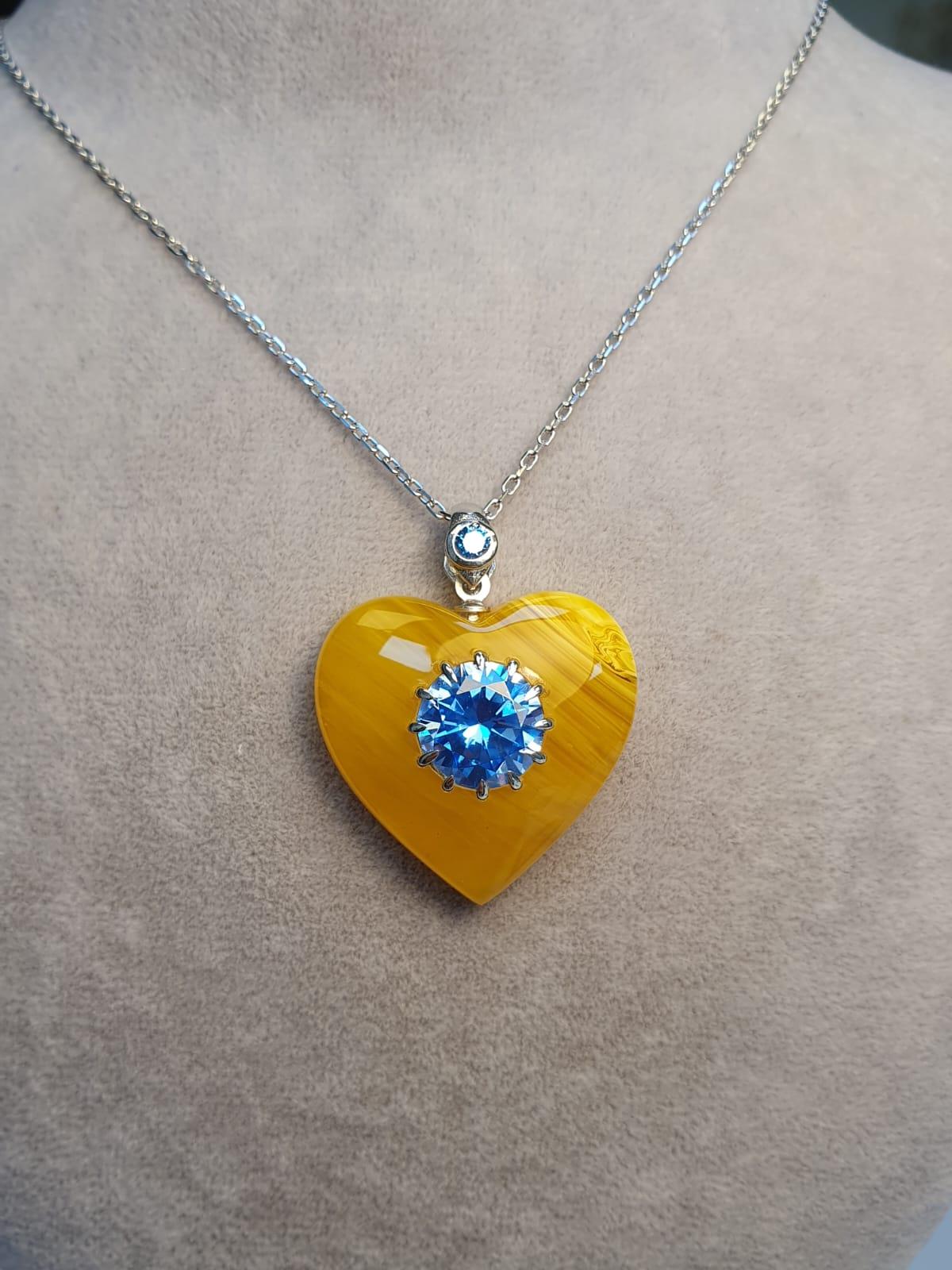 Zirkon Taşlı Bakalit Sıkma Kehribar Gümüş Kalp Kolye (10mm zirkon taşlı)