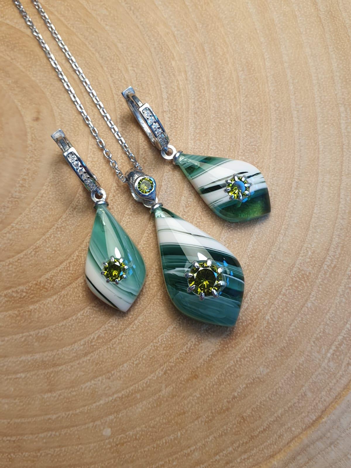 Zirkon Taşlı Bakalit Sıkma Kehribar Kolye & Küpe Set (AmbeRet960)