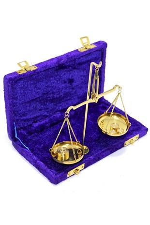 YunanistanDünyadan Hediyeler10GRTERAZİKeskin Hediyelik Eşya Ve TekstilDekoratif Kadife Kutulu Pirinç Terazi 10 Gr 17 cm