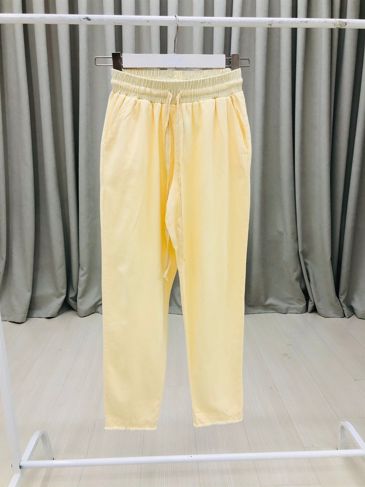 Gabardin Kumaş Paçası Püsküllü Pantolon-Sarı