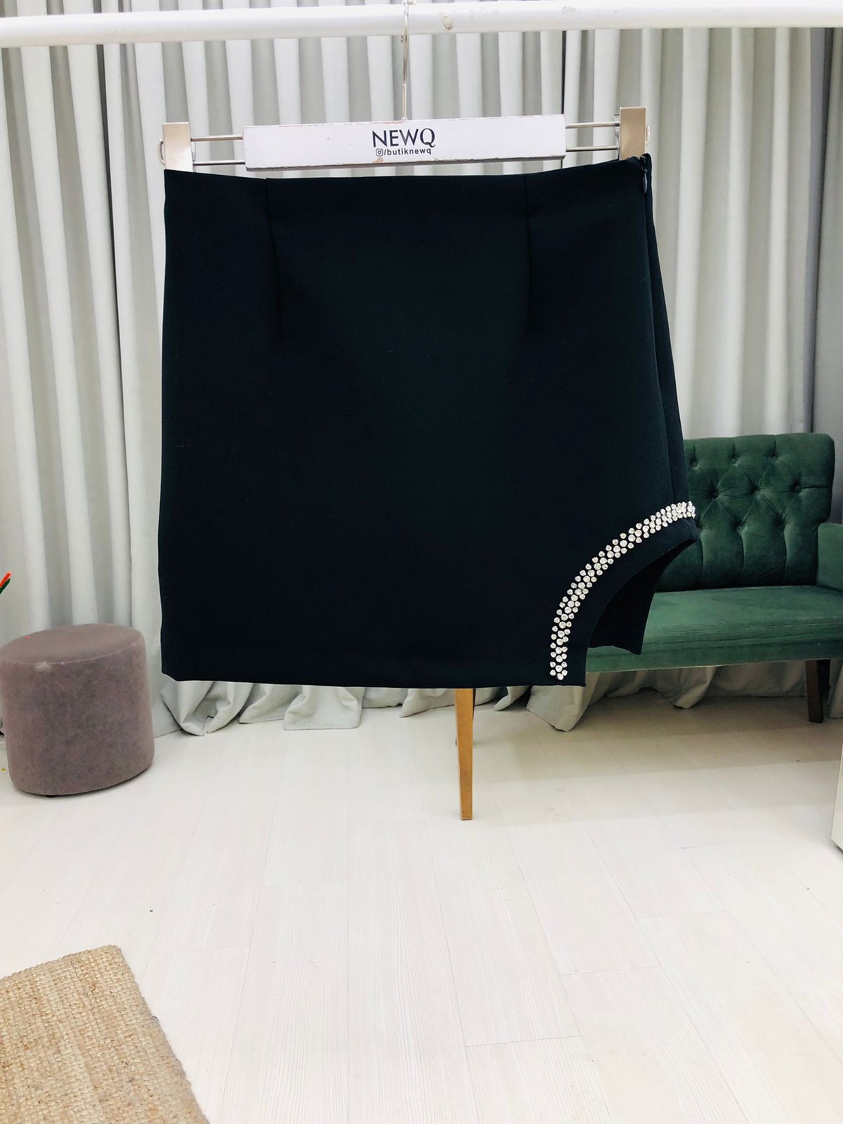 Etek Ucu Taşlı Mini Etek-Siyah