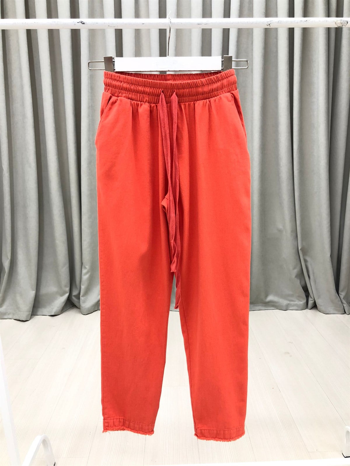 Gabardin Kumaş Paçası Püsküllü Pantolon-Narçiçeği