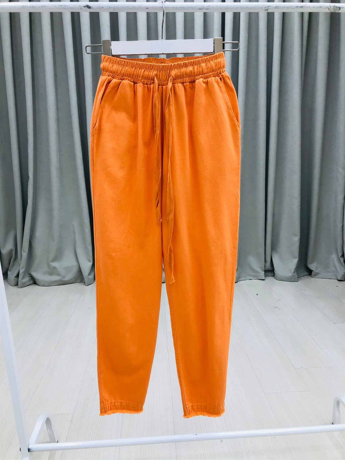 Gabardin Kumaş Paçası Püsküllü Pantolon-Oranj