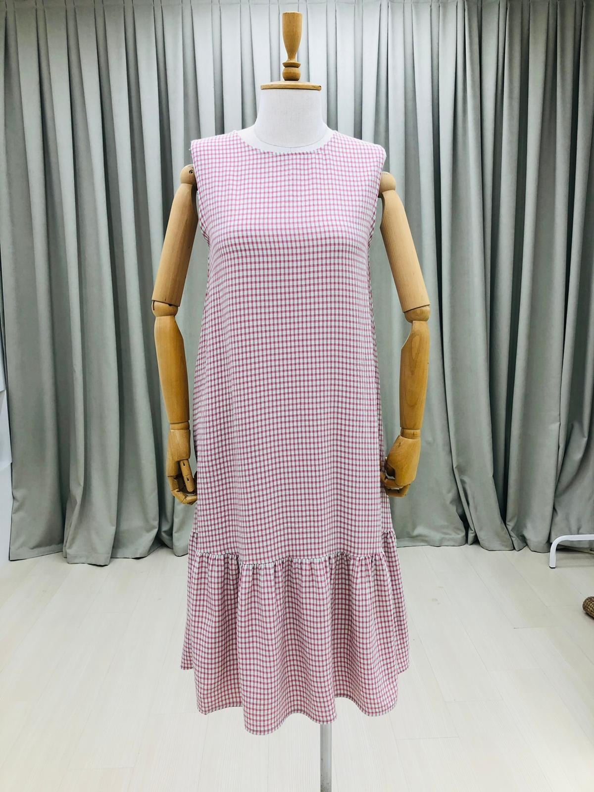 Küçük Kareli Kolsuz Altı Volanlı Elbise-Pembe