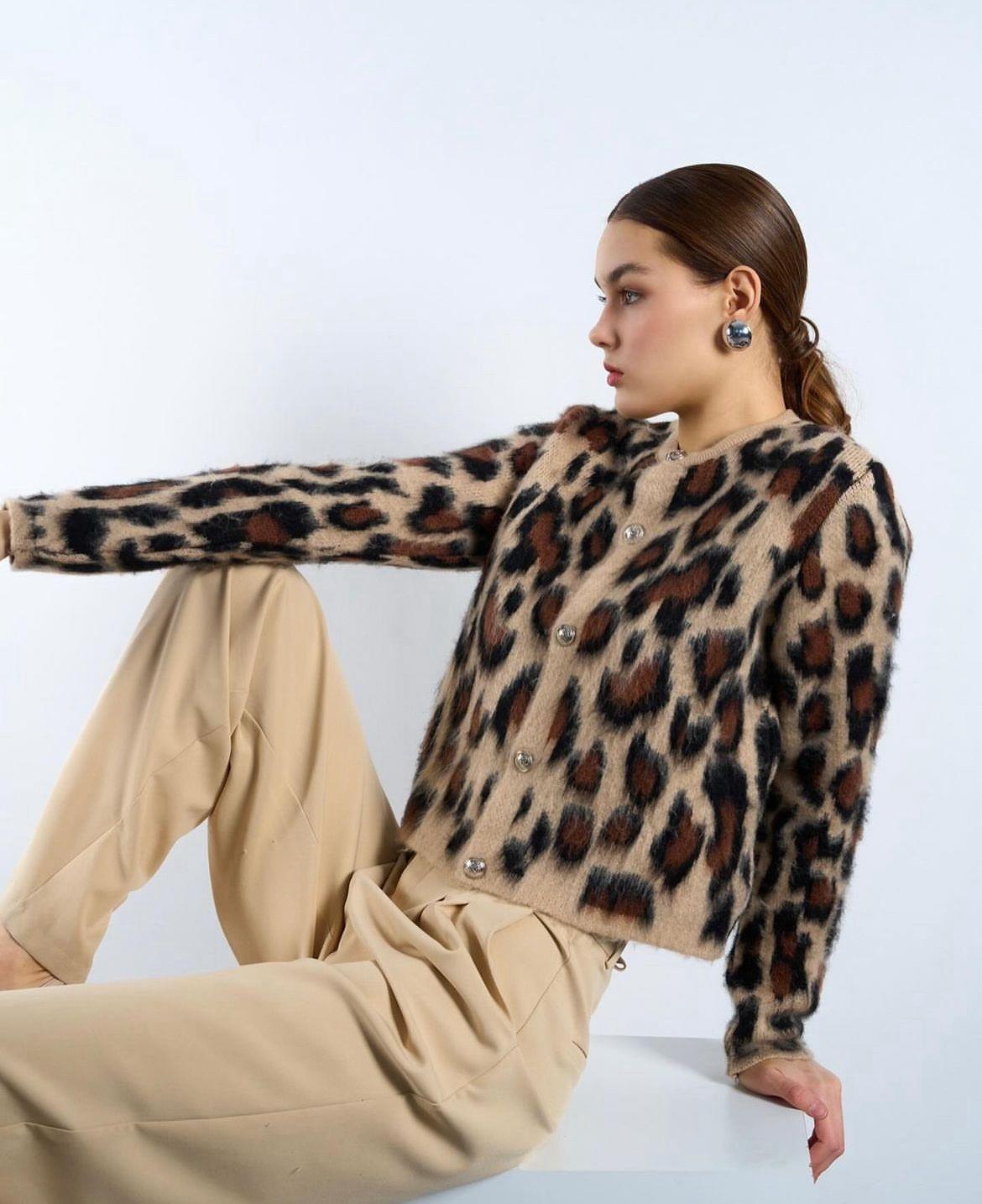 Omuzları Vatkalı Sarı Düğmeli Leopar Desen Hırka-Bej Kahve