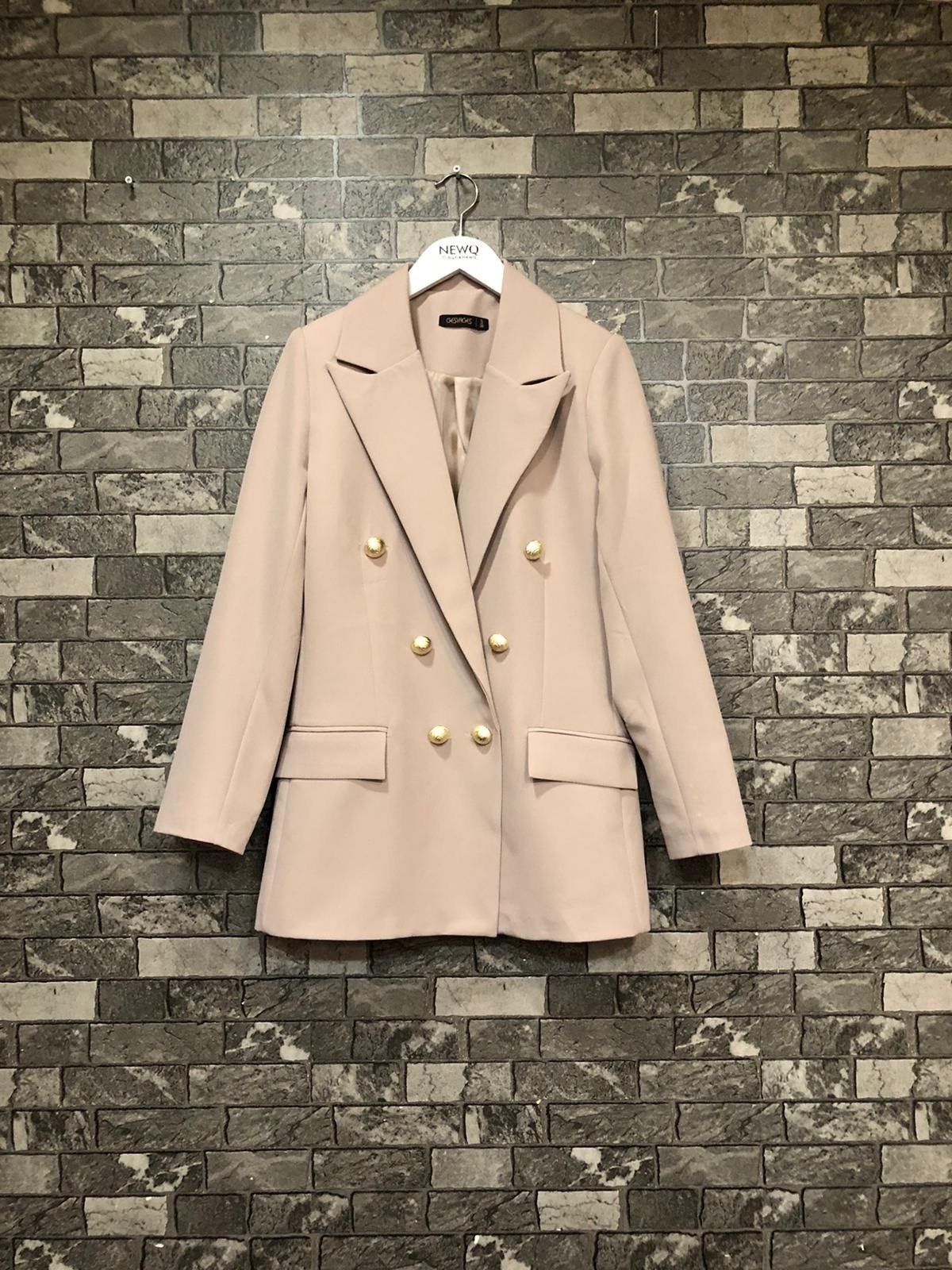 Sarı Düğmeli Bej Renk Ceket