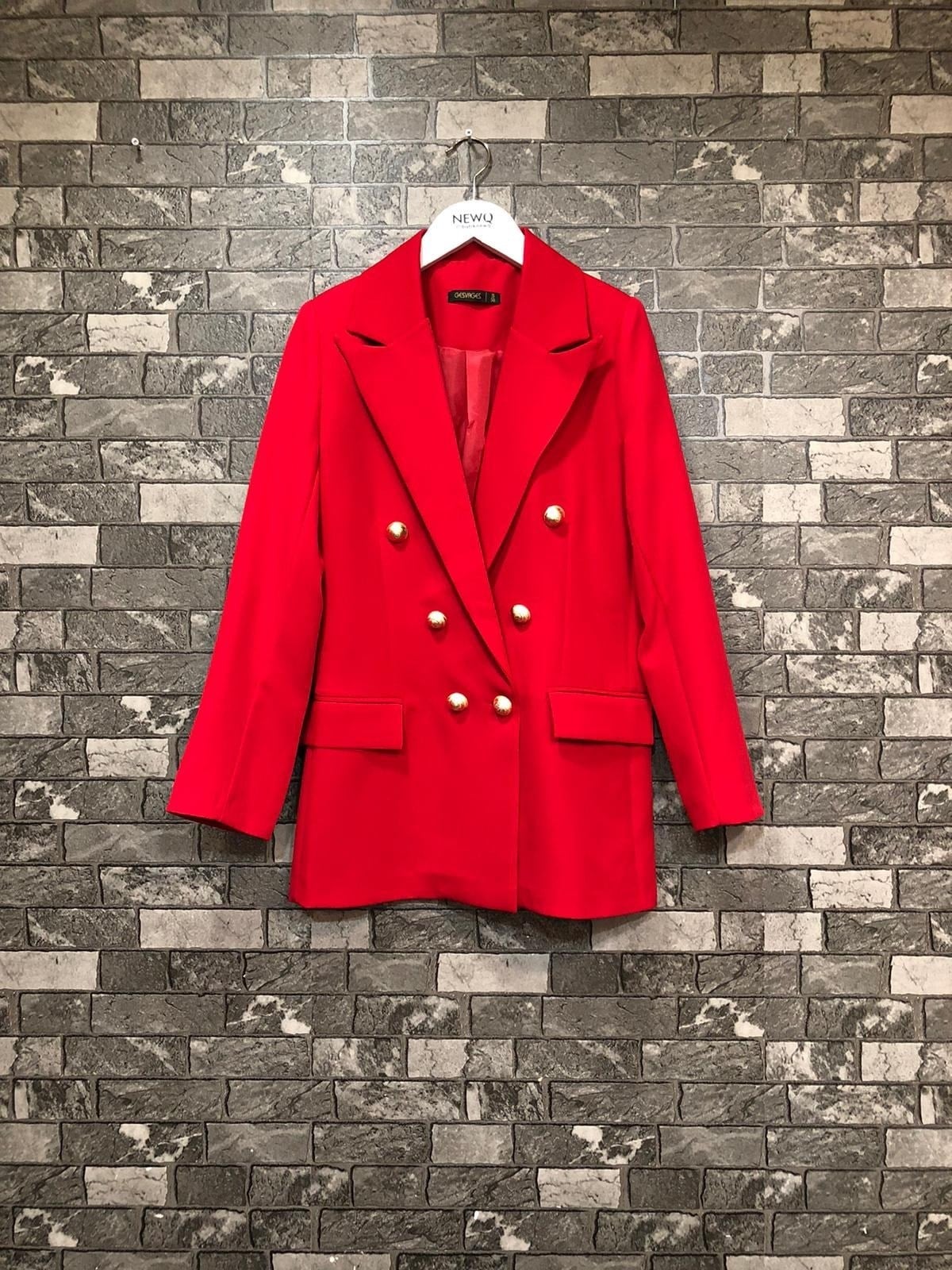 Sarı Düğmeli Kırmızı Ceket