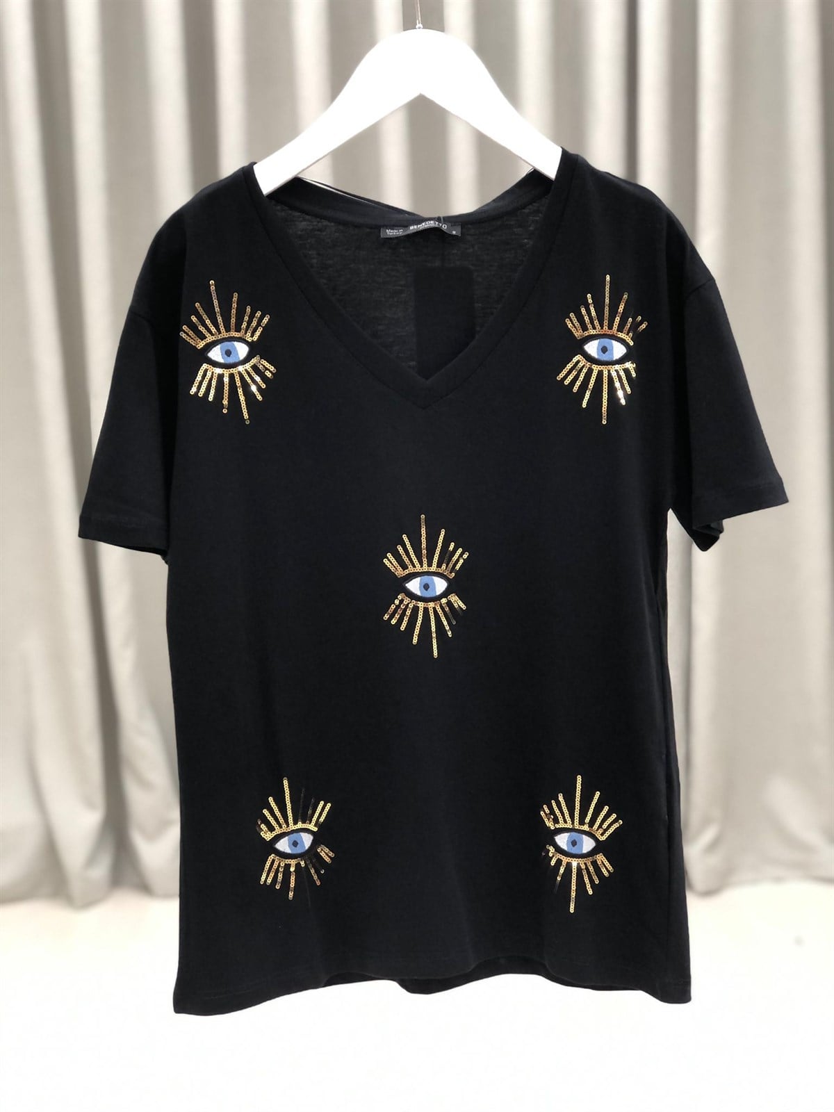 V Yaka Göz Nakışlı Pullu Thsirt-Siyah