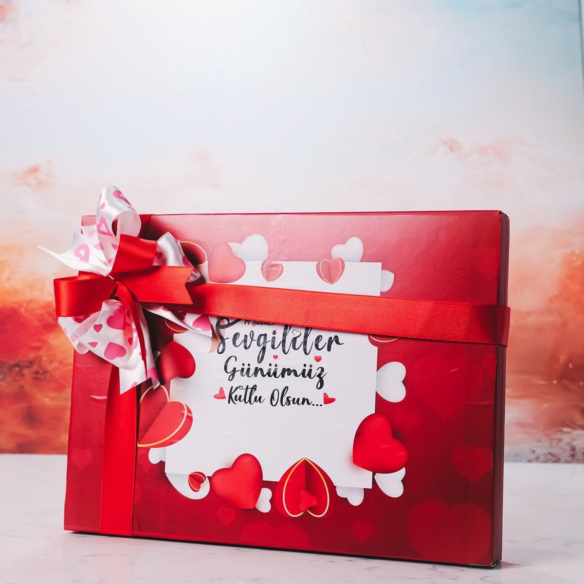 Açık Kalpler Temalı Kırmızı Kutu (42 Adet Yaldızlı Kalp Çikolata)