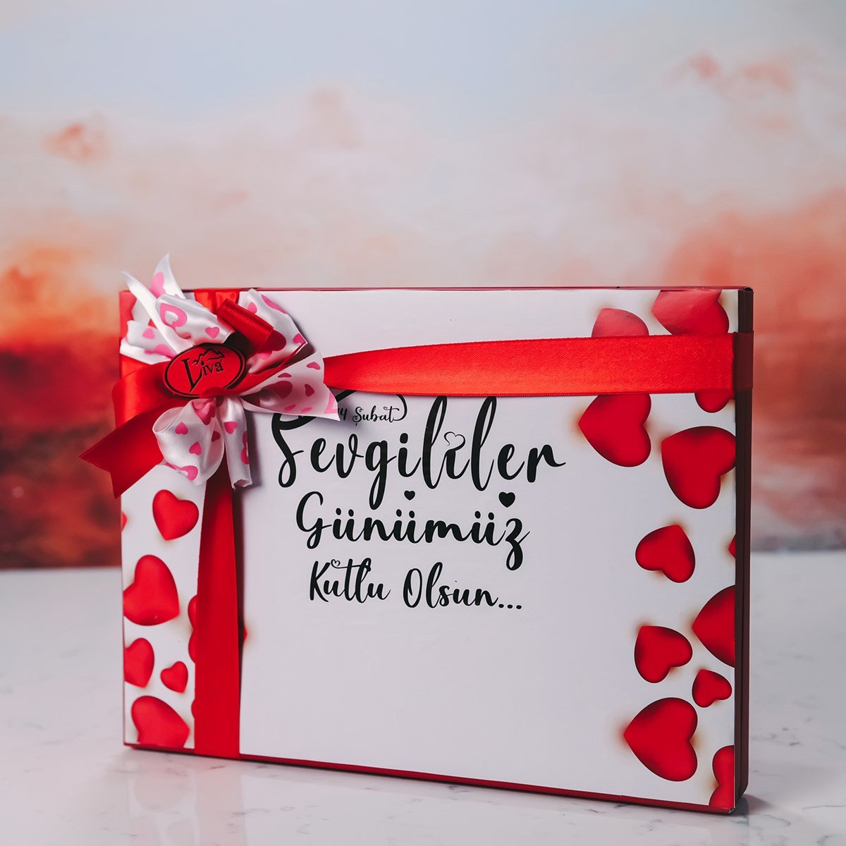 Işıltılı Kalpler Temalı Beyaz Kutu (42 Adet Yaldızlı Kalp Çikolata)