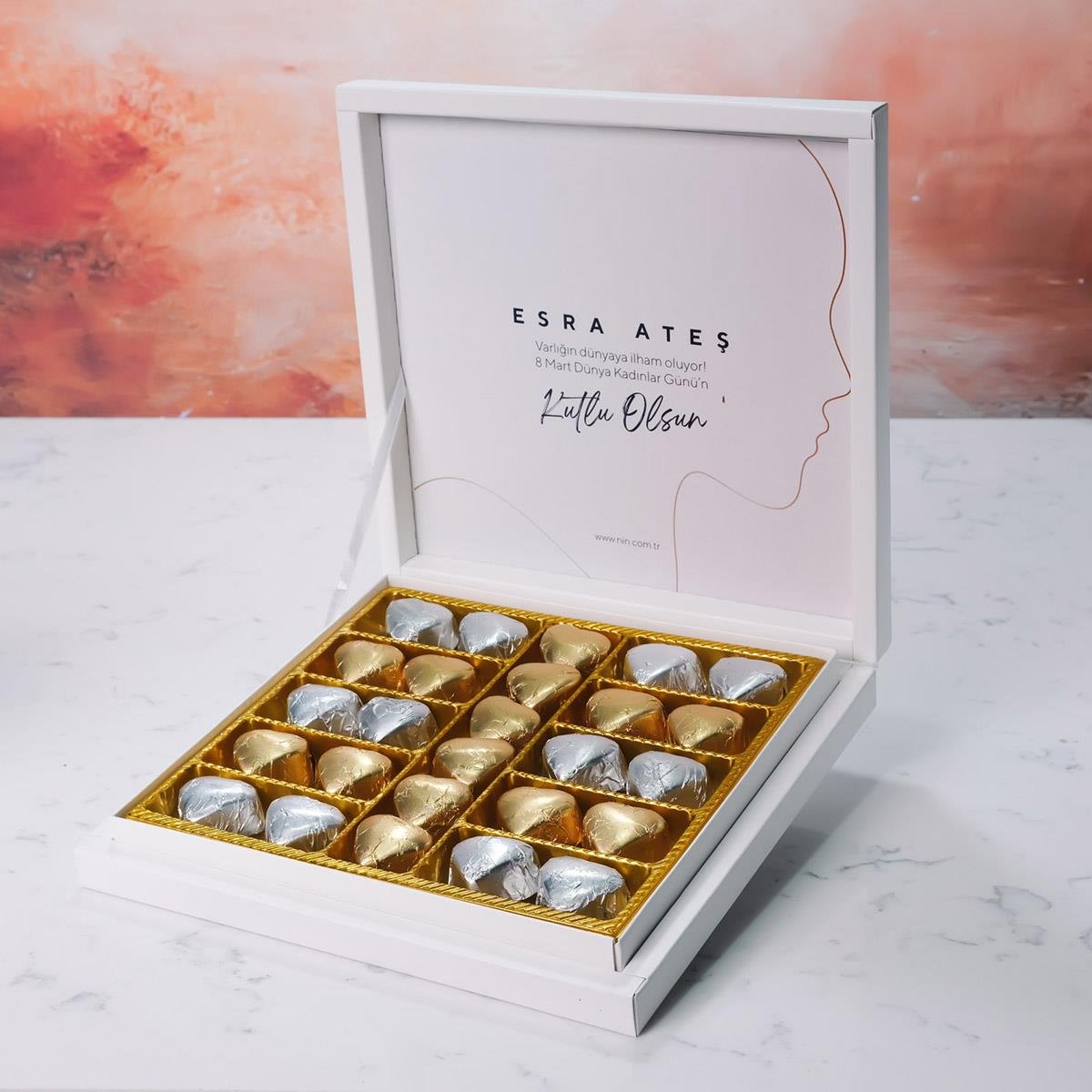 Kadınlar Günü Temalı Beyaz Kutu (26 Adet Yaldızlı Kalp Çikolata)