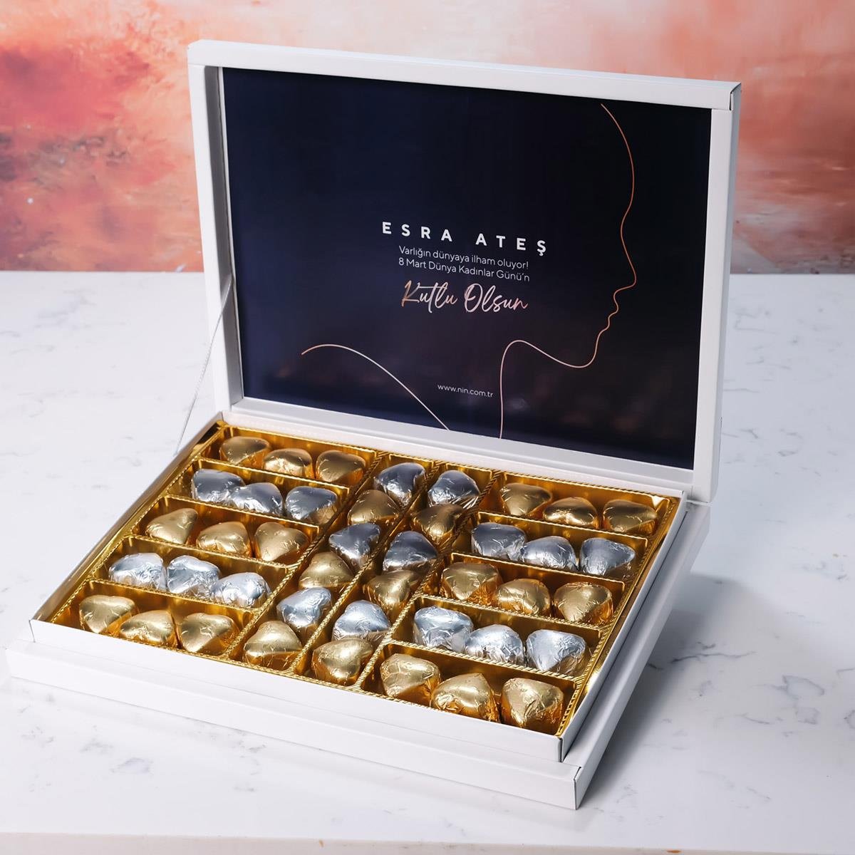 Kadınlar Günü Temalı Siyah Kutu (42 Adet Yaldızlı Kalp Çikolata)