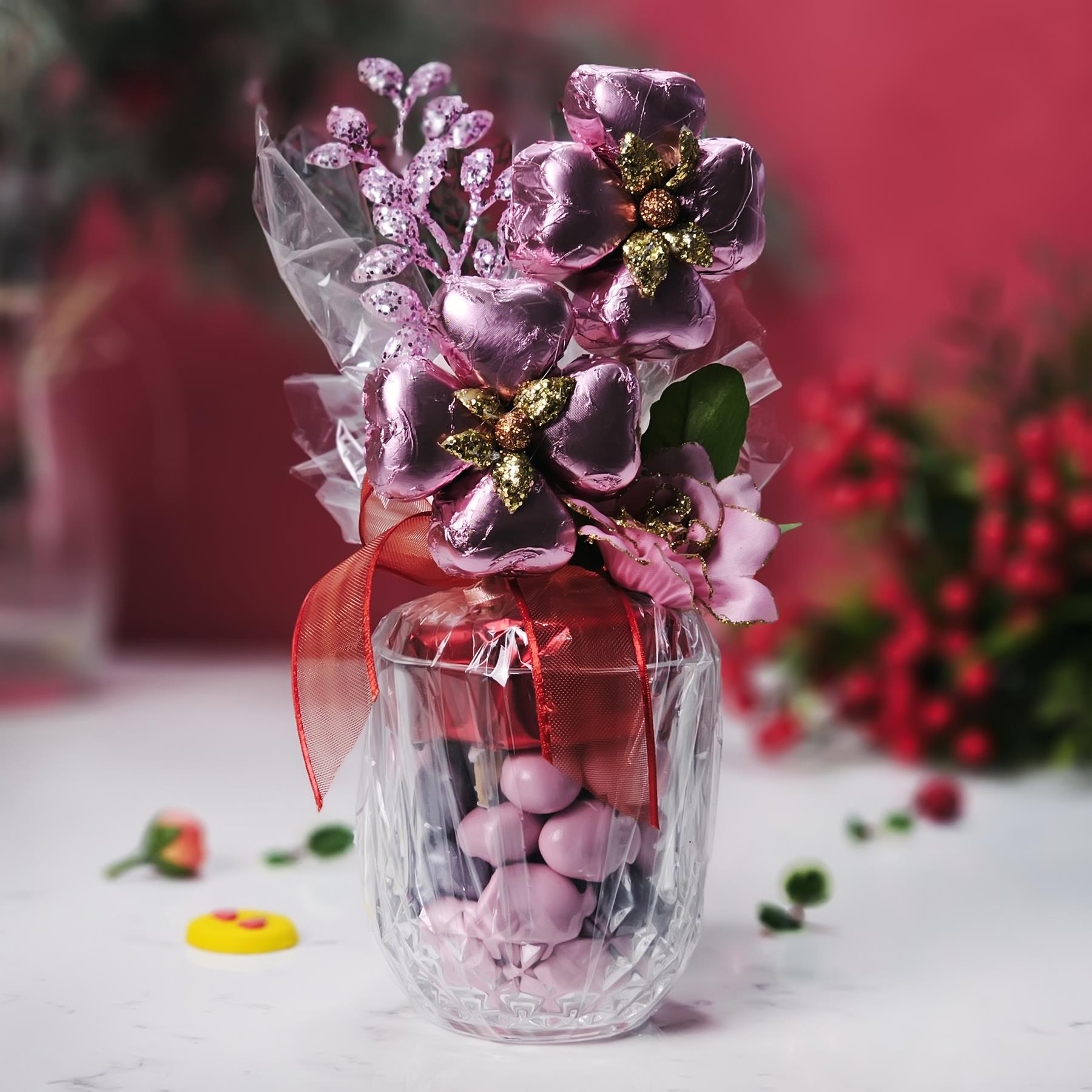 Mor Konsept Sevgiliye Çiçek Figür Yaldızlı Çikolata