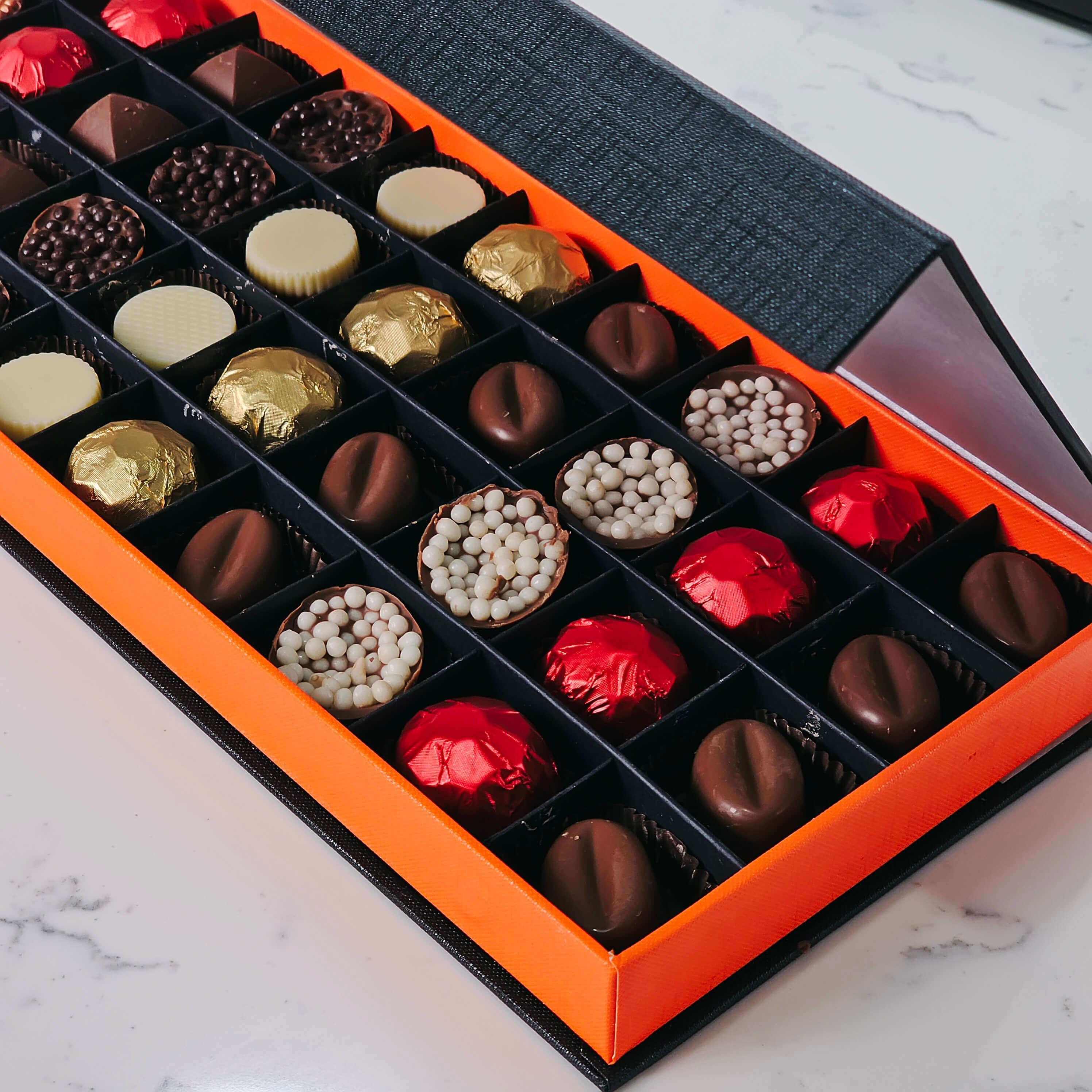 Nin Chocolate Özel Tasarım Lüks Kapaklı 40'li Çikolata Kutusu 