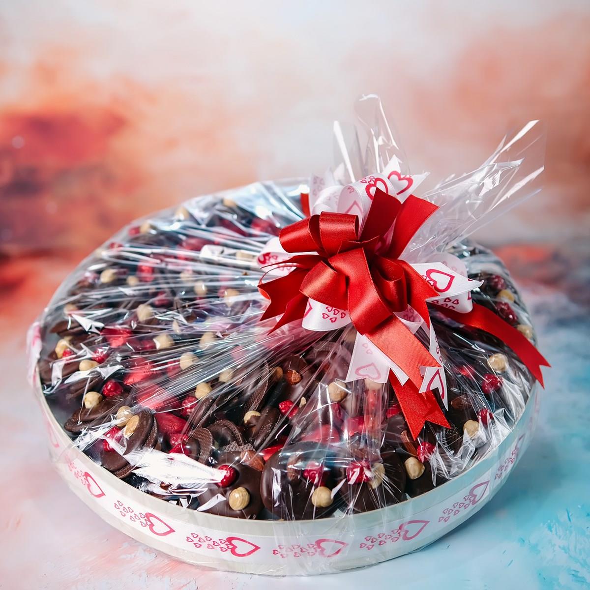 Sevgililer Günü Özel Kuruyemişli ve Kalp Çikolata Yuvarlak Kutu