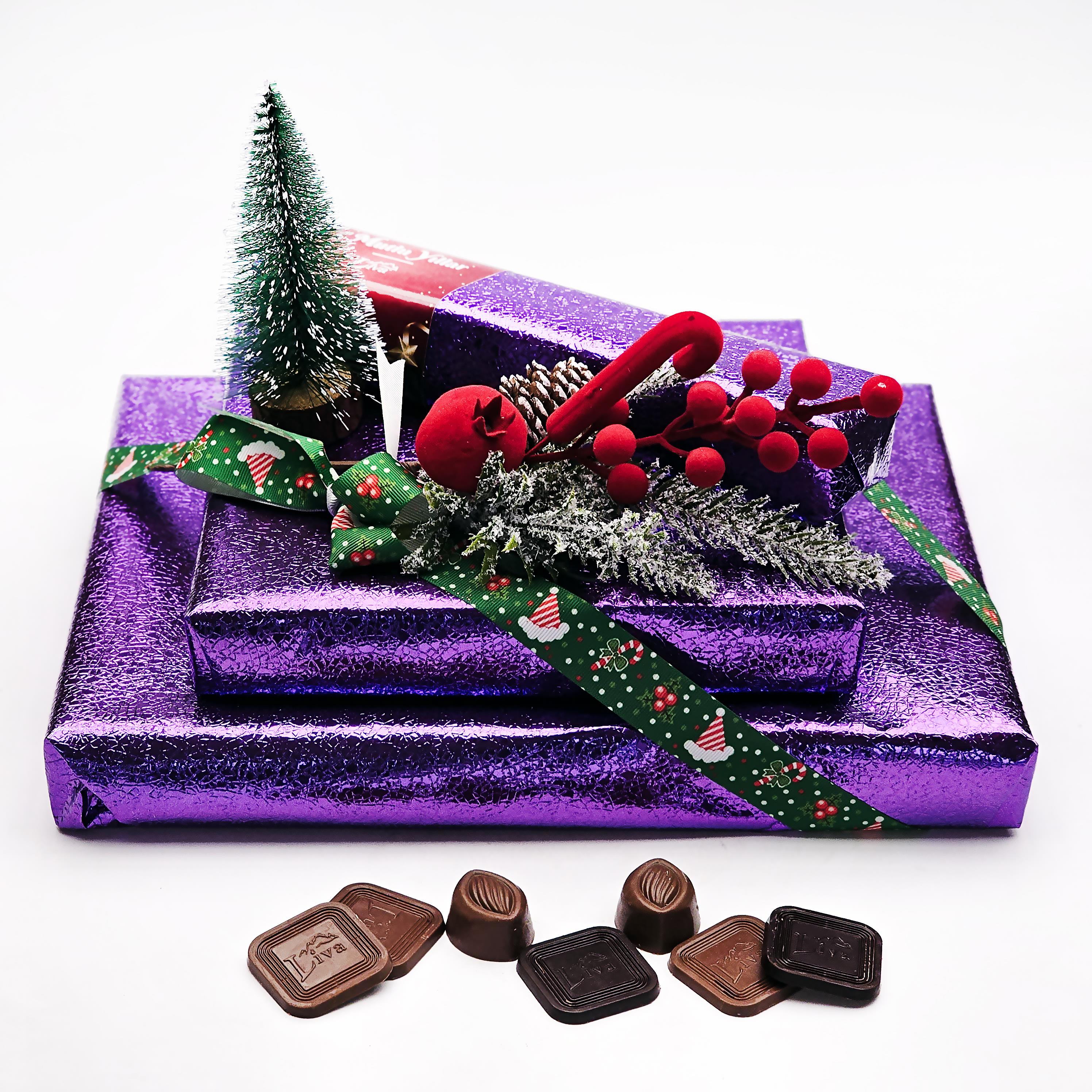 Yılbaşı Özel 3'lü Piramit Yılbaşı Süslemeli Hediye Kutusu - Premium Madlen ve Spesiyal Çikolata Seti