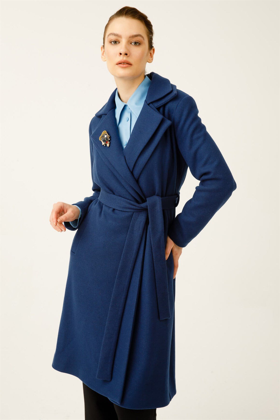 Çift Yakalı Önden Bağlamalı Broş Detaylı Kaban  İndigo