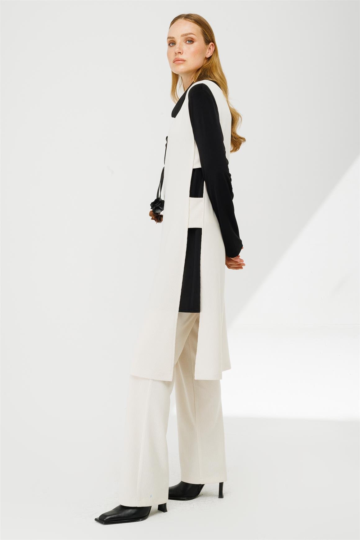 Fitilli Örme Kumaştan Yanları Pencere Detaylı Bluz Tunik Pantolon Kolye Takım  Ekru