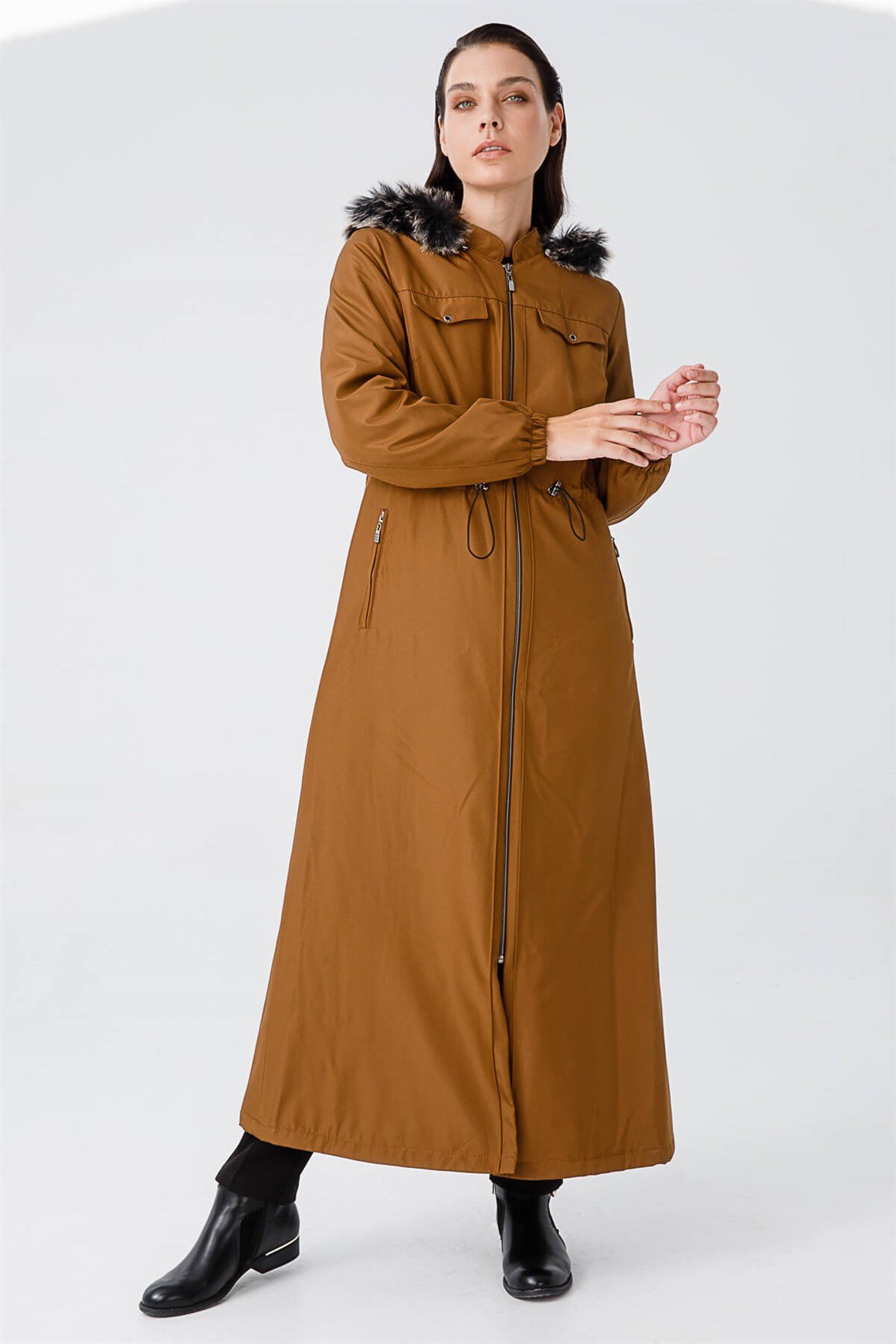 Süs Cepli Belden Büzmeli İçi Kürklü Tam Boy Parka  Taba