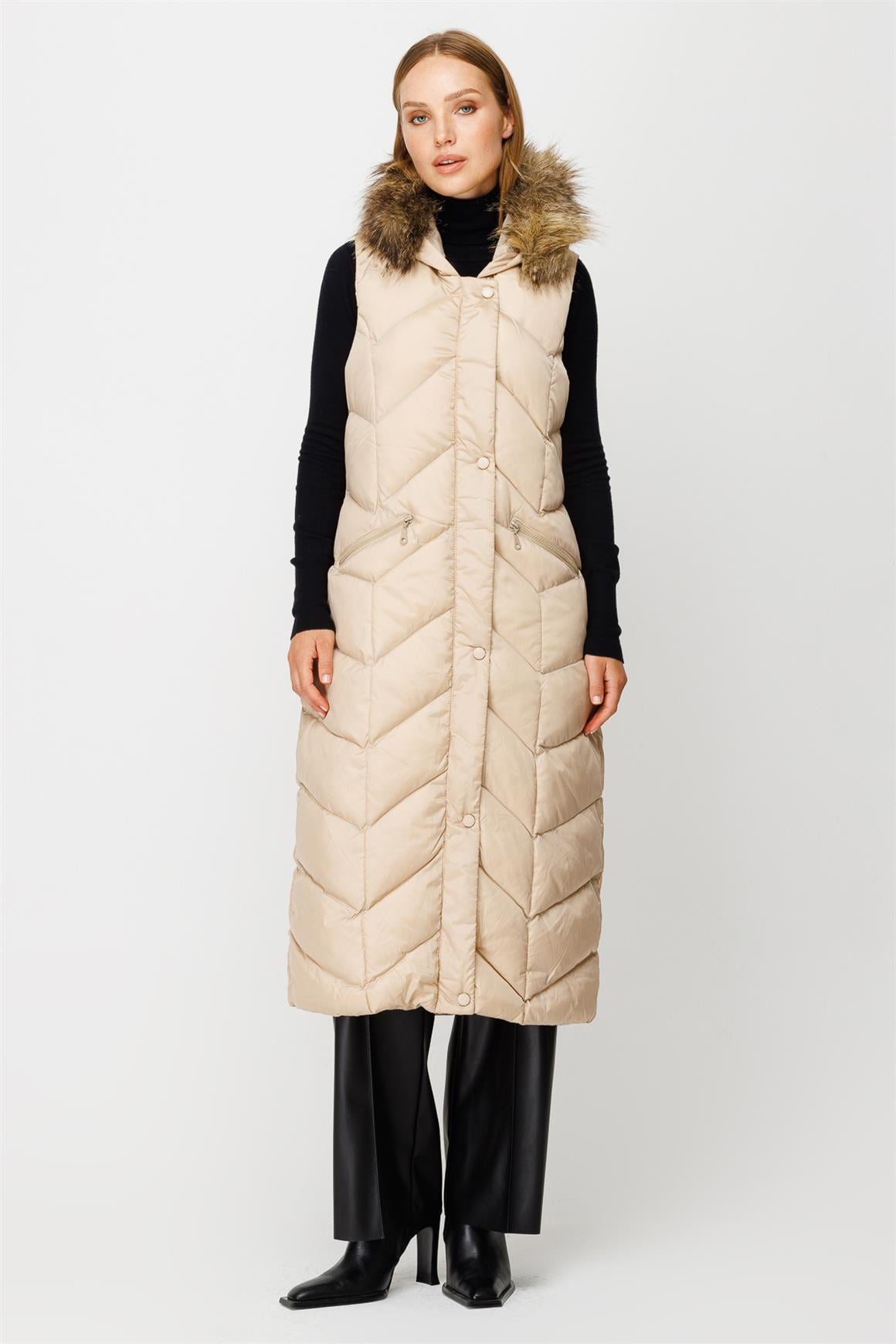 Yaka Kenarı Kürk Detaylı Ara Boy Şişme Yelek  Bej