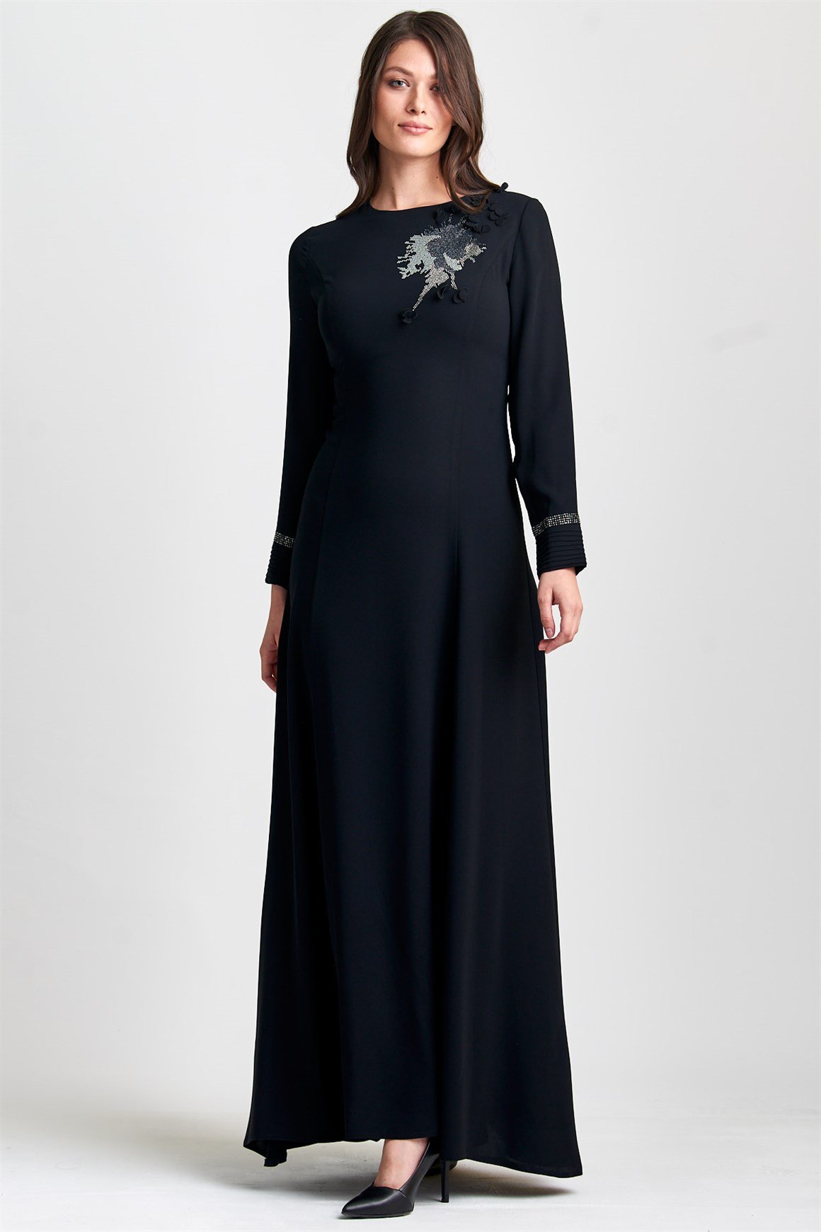 Siyah Kol Uçları Pilili, Taş Ve Çiçek Aksesuarlı Abiye Elbise