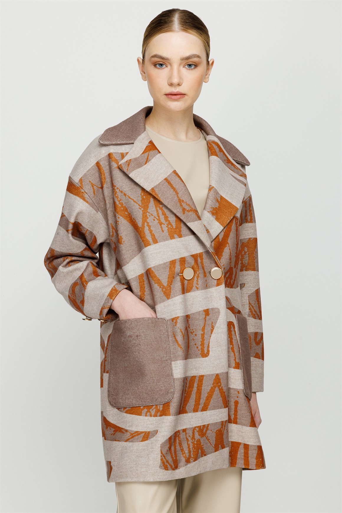 Baskılı Keçe Kumaşa Oversize Kaban  Vizon