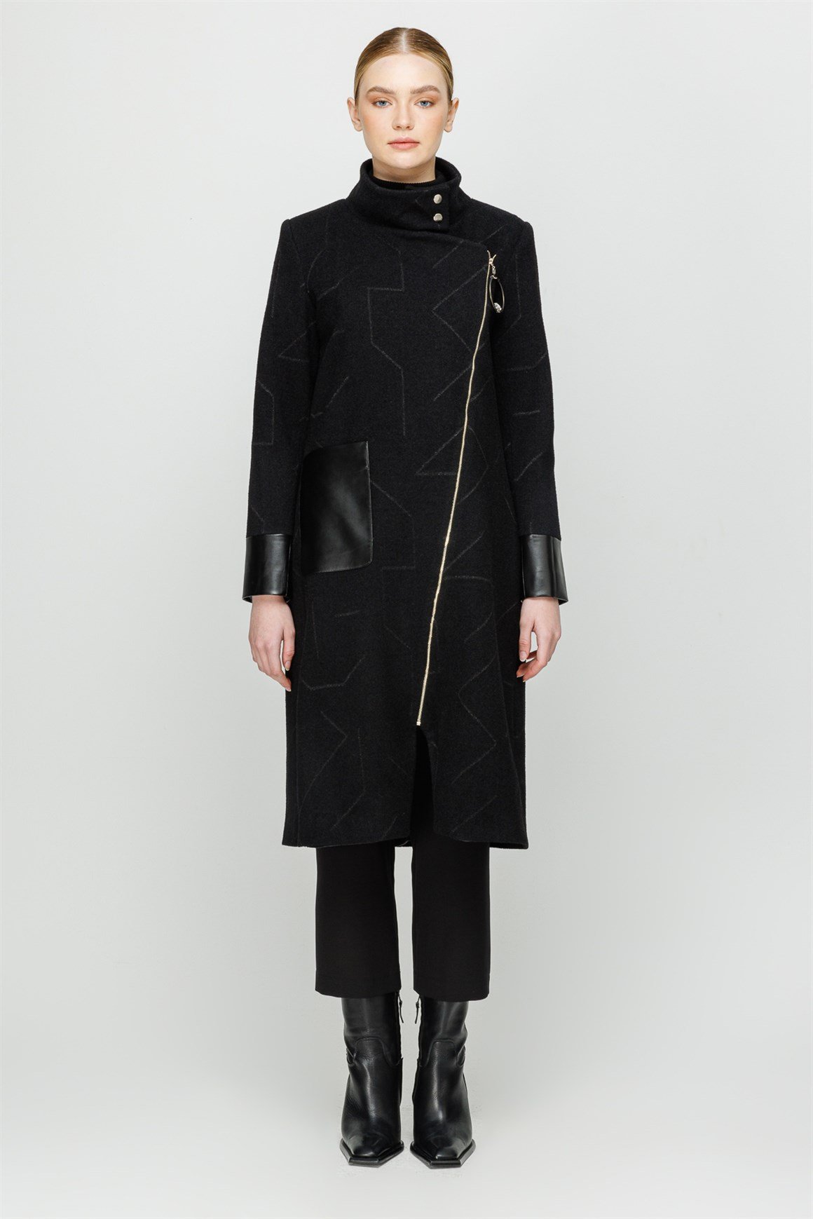 Verev Kapamalı Lazer Desen Detaylı Kaban  Siyah