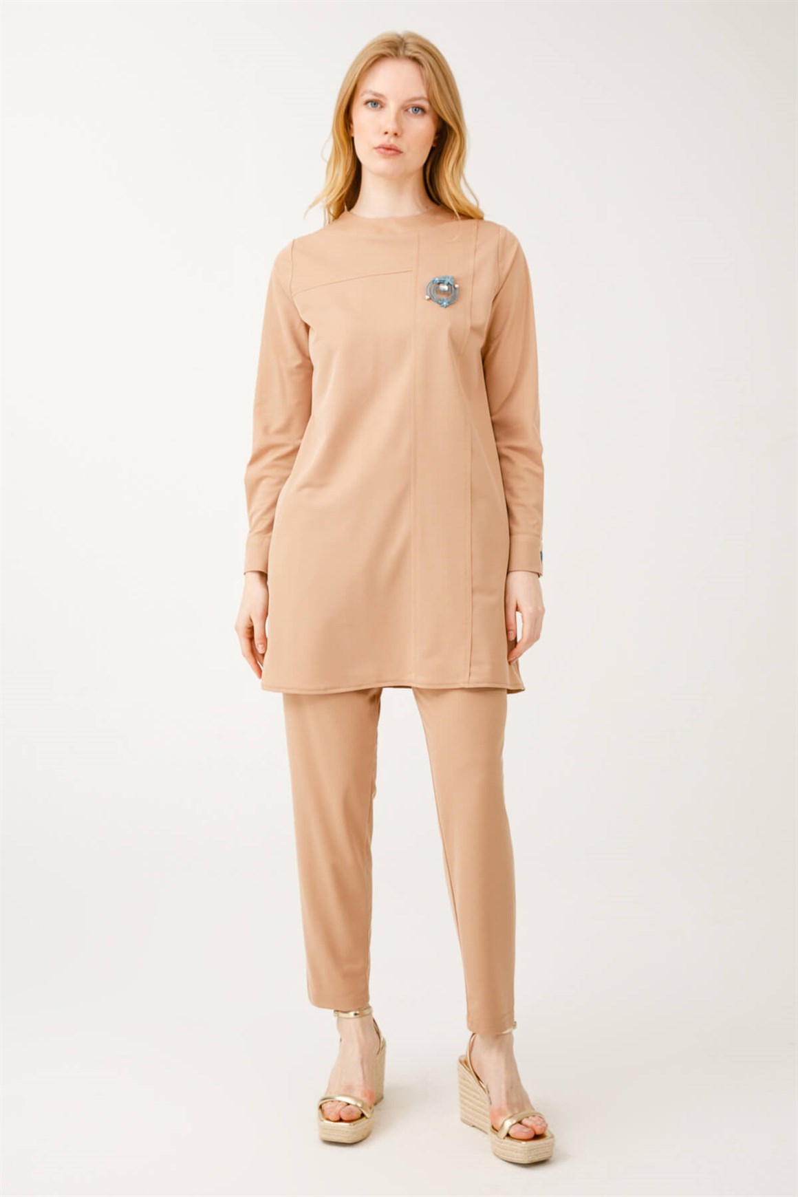 Broş Detaylı Rahat Kullanımlı Pantolonlu Takım  Camel