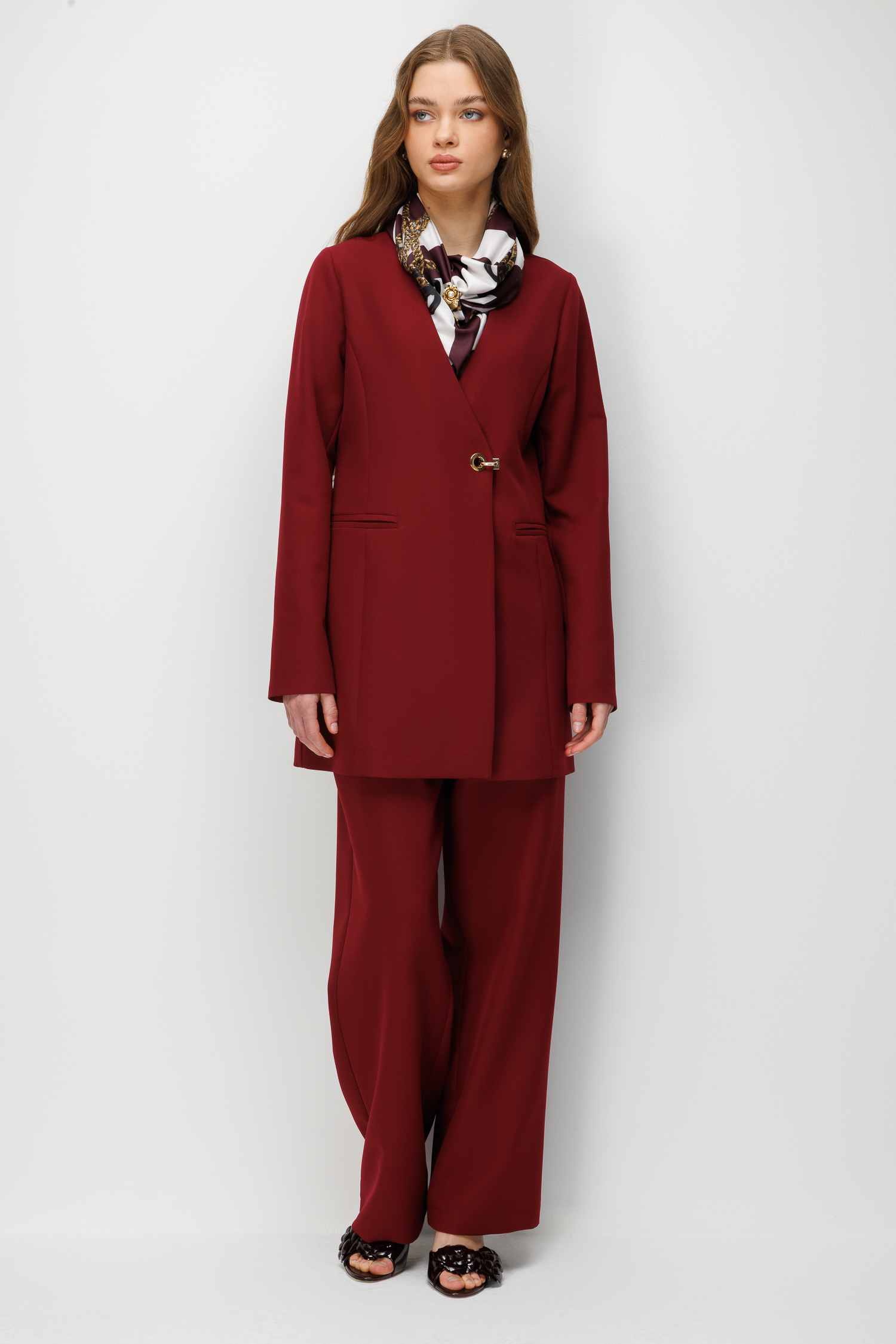 Kilit DEtaylı Eşarplı Takım  Bordo