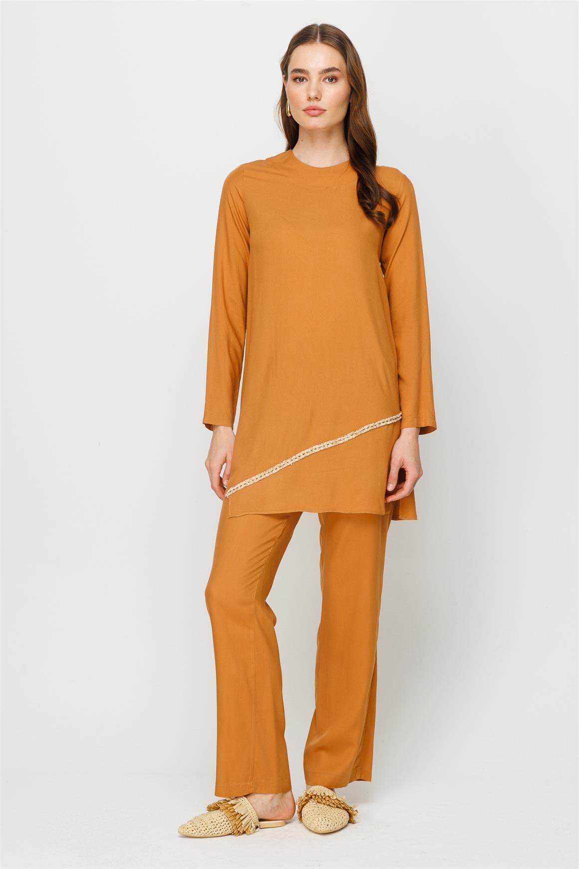 Önü Şerit Aksesuar Detaylı Pantolon Tunik Takım  Tarçın