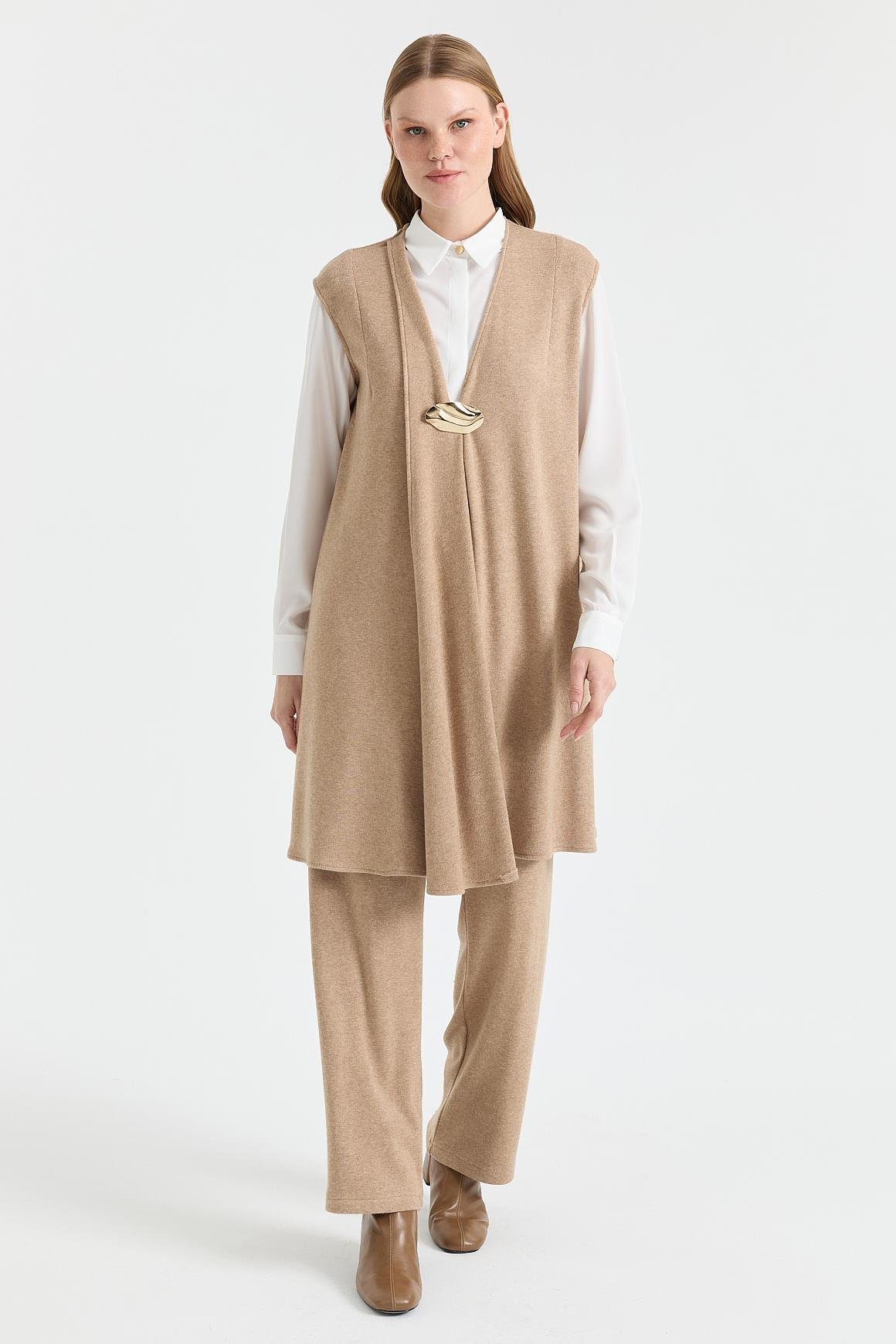 Şık Aksesuar Detaylı Üçlü Takım  Vizon