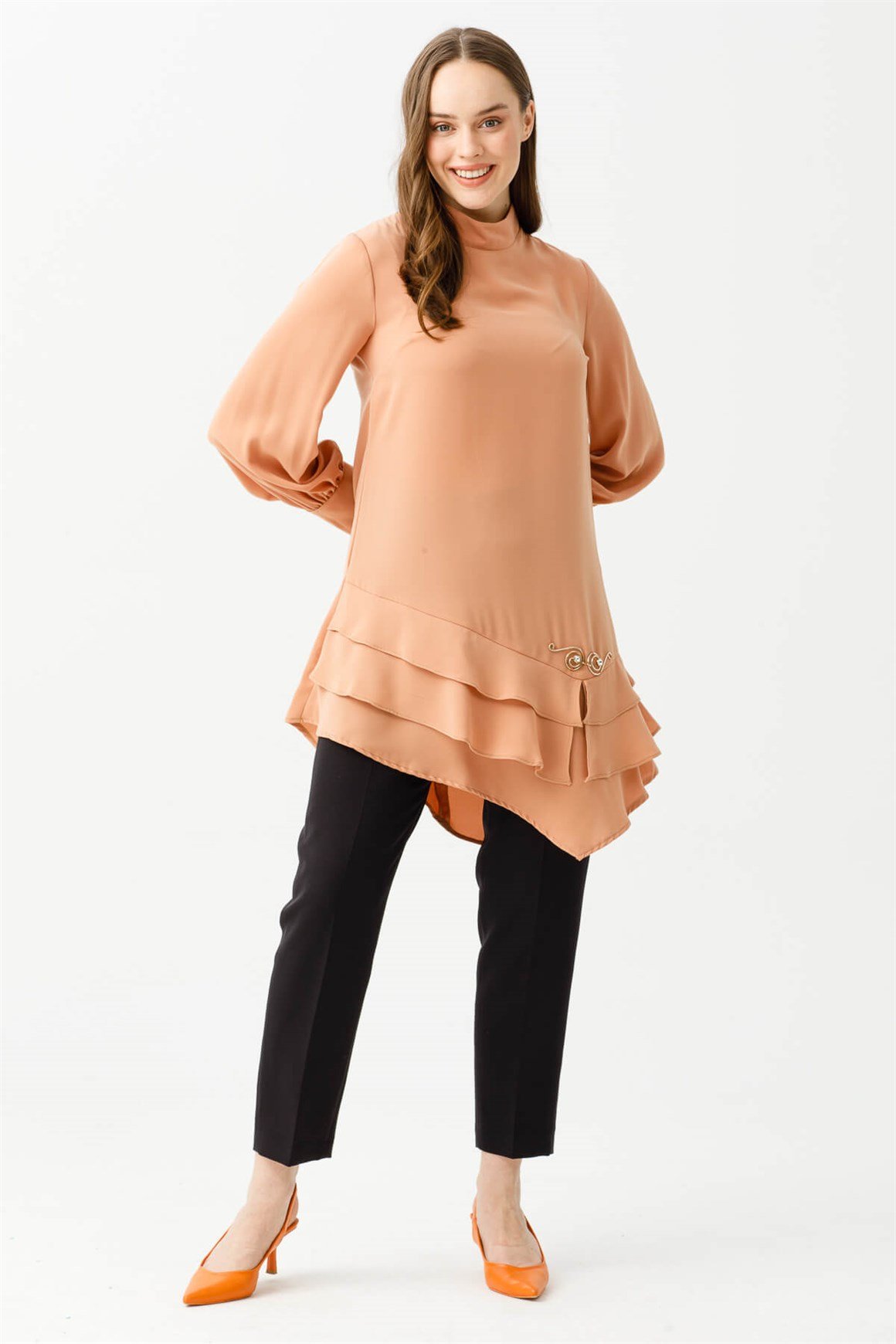 Etek Ucu Kat Kat Dökümlü Broşlu Tunik  Karamel