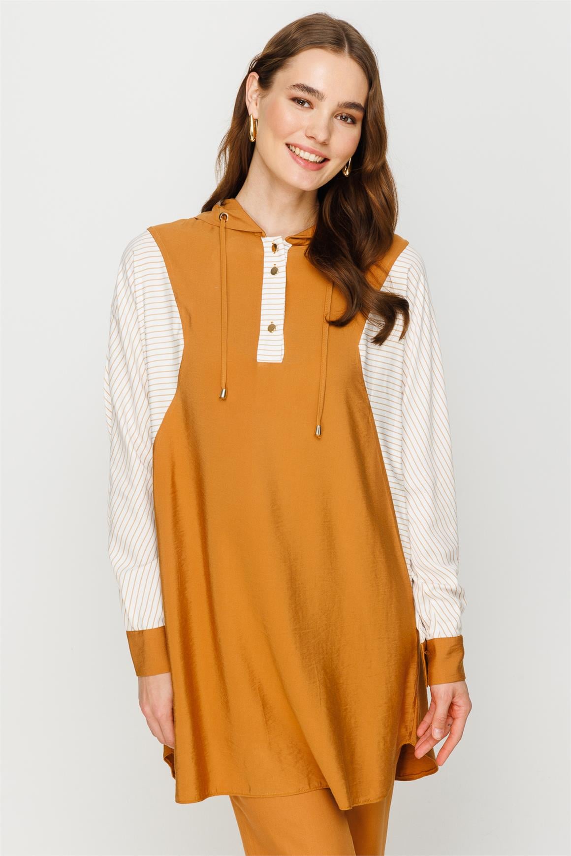 Garni Detaylı Rahat Kumaşlı Kapişonlu Tunik  Taba · 4