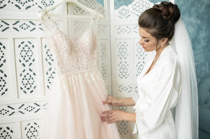 Gelinin nikah elbisesini kim alır?