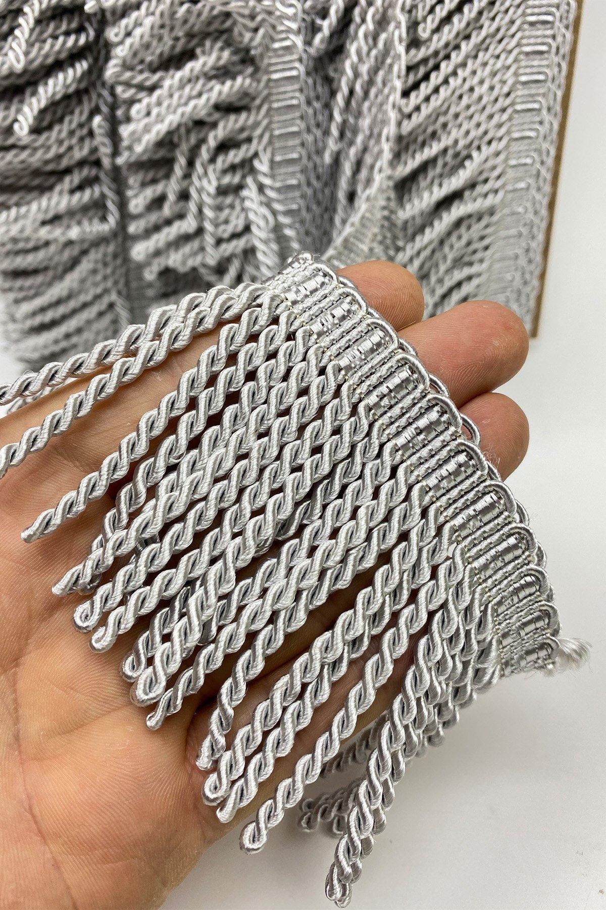 شرابة مرقة رمادية فاتحة