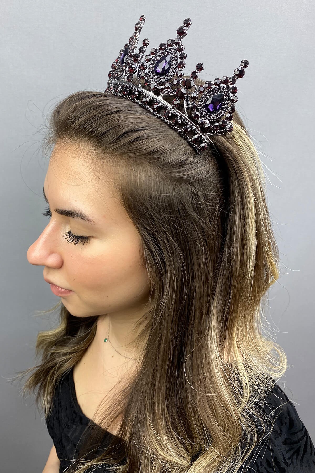 Ahu Model Purple Bridal Crown