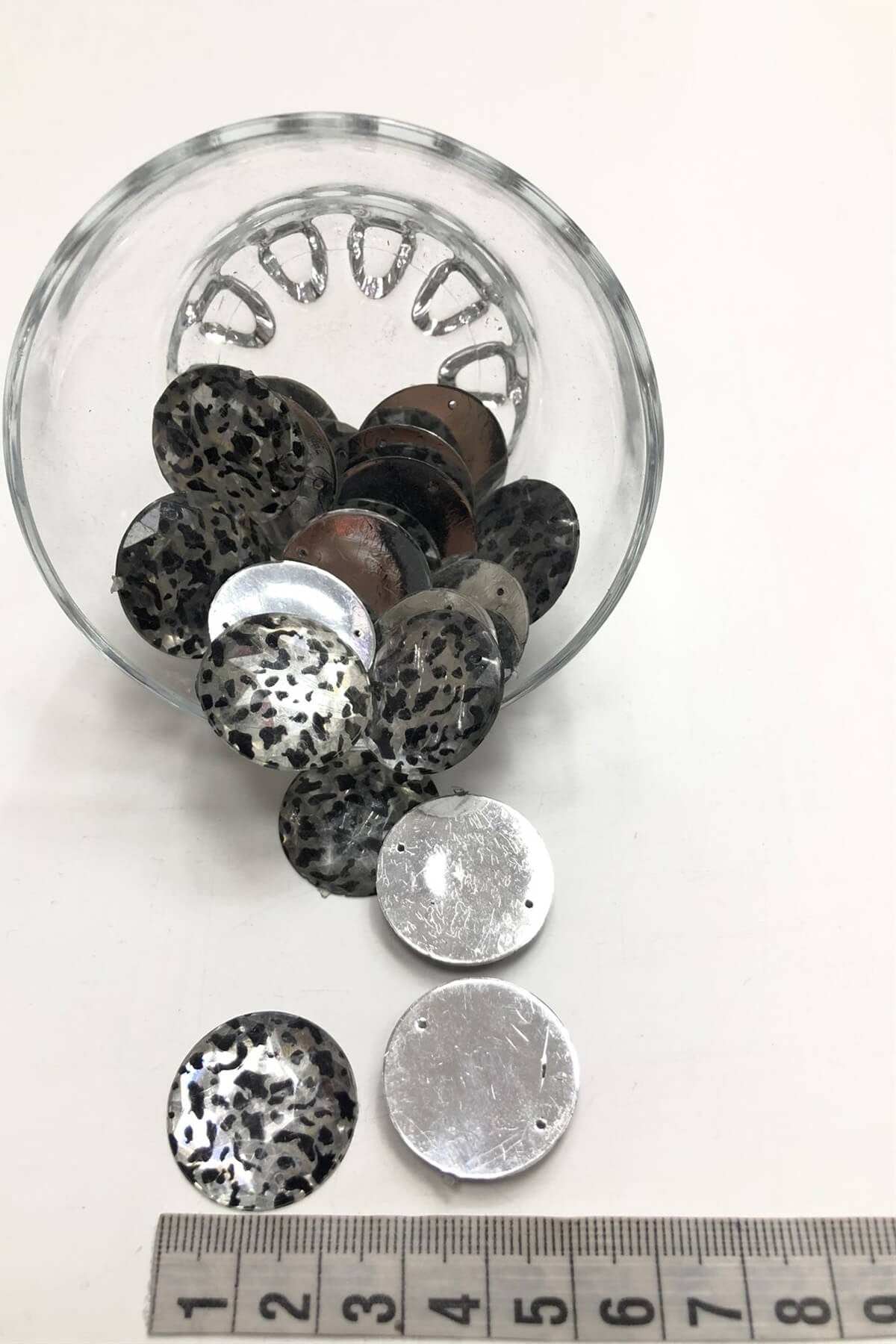 White Patterned Round Plastic Studded Stone 10 pcs
