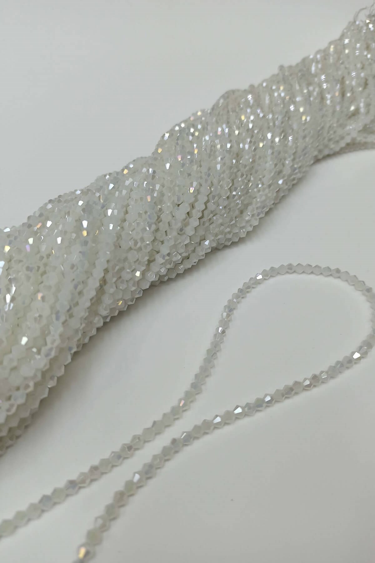 Beyaz Kristal Boncuk Piramit 4 mm