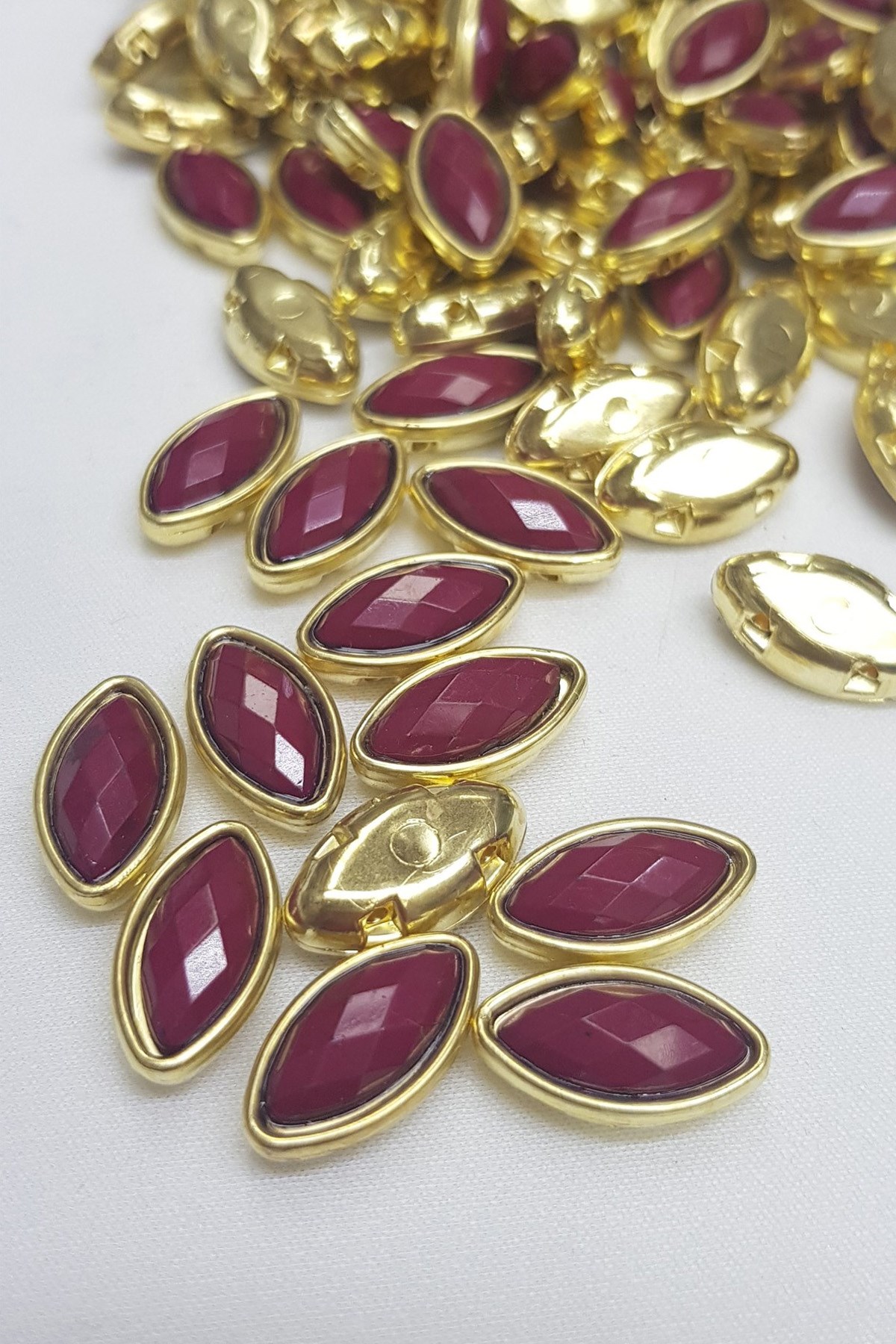 Claret Red Shuttle Case Stud Stone 10 pcs