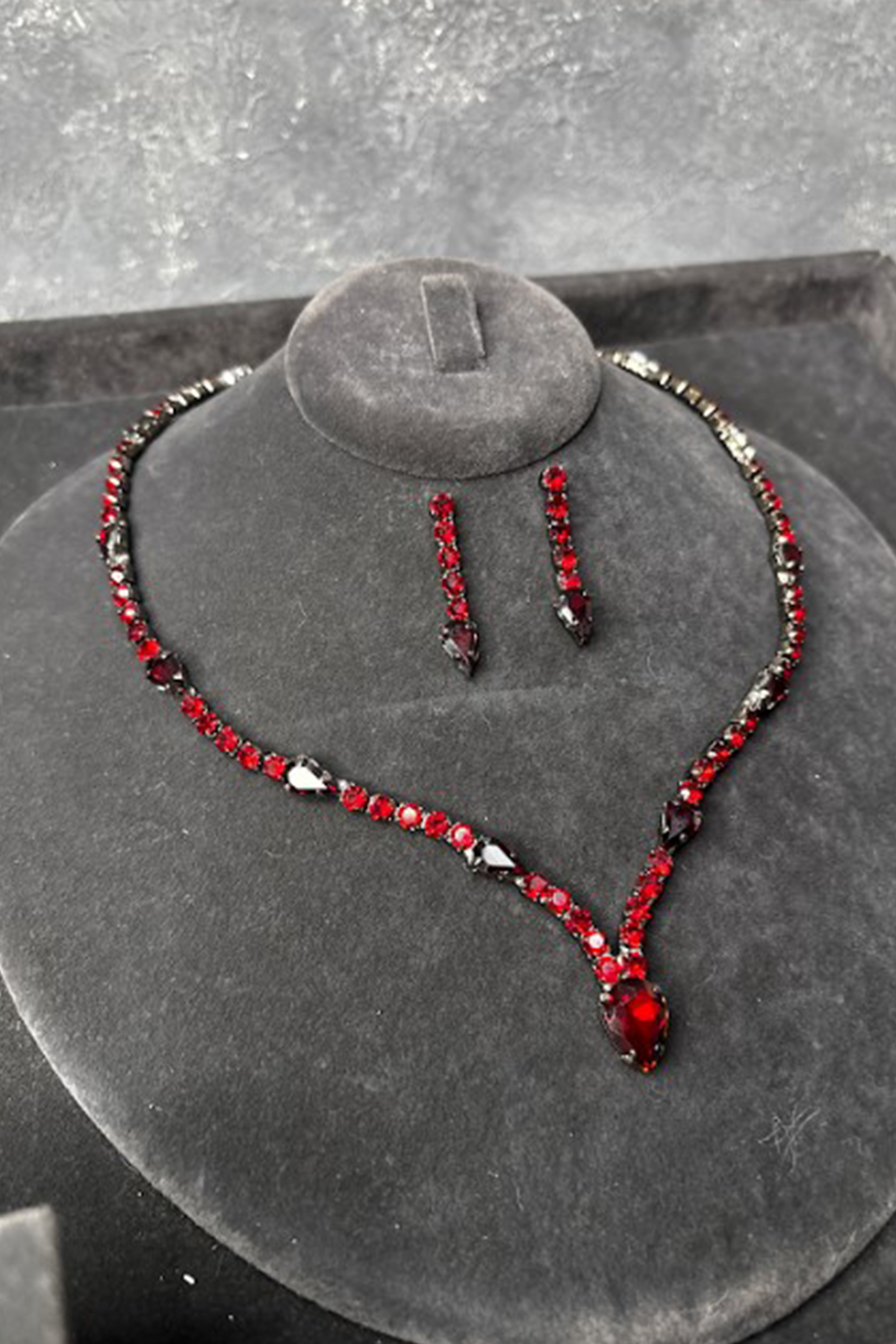 Bordo Renk Parlak Taşlı Kolye Küpe Set Damla Model Gelin Nişan Takı Seti