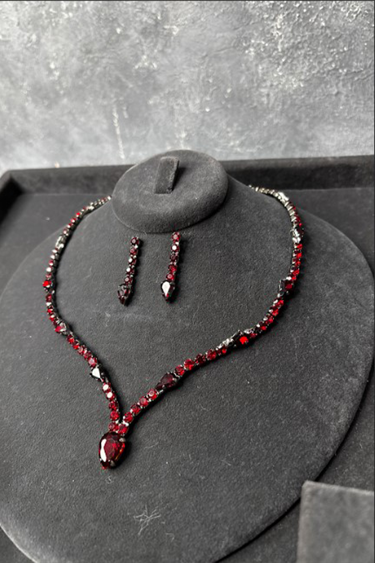 Bordo Renk Parlak Taşlı Kolye Küpe Set Damla Model Gelin Nişan Takı Seti
