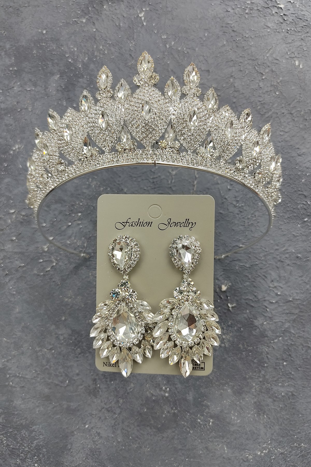 Dilruba Model Bridal Crown And Drop Stud Earrings