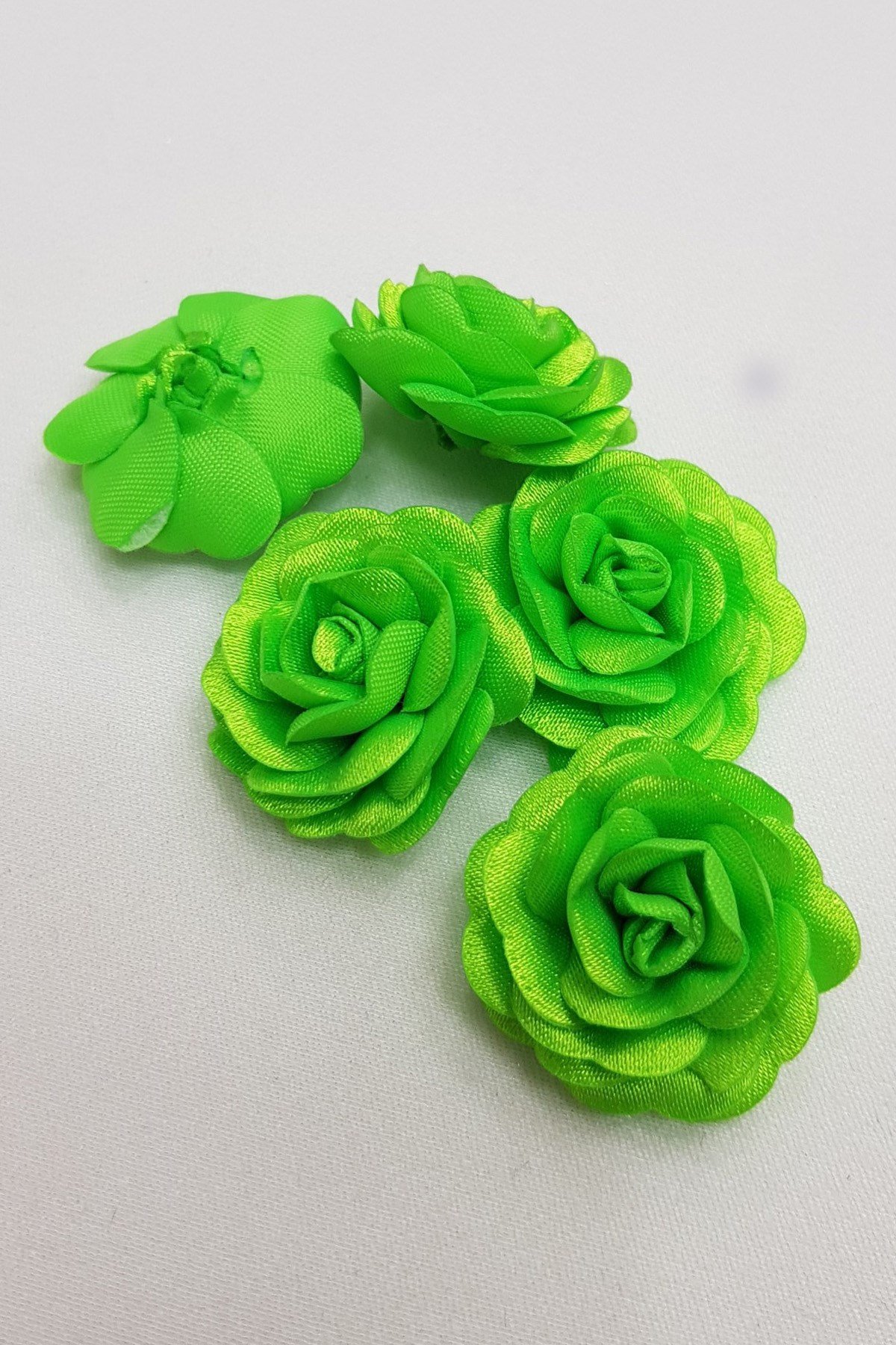 Fıstık Yeşili Saten Katmerli Gül  10'lu