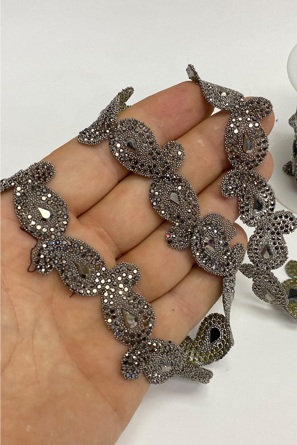 Füme Şal Desen Ütüyle Yapışan Şerit Taş Aplik