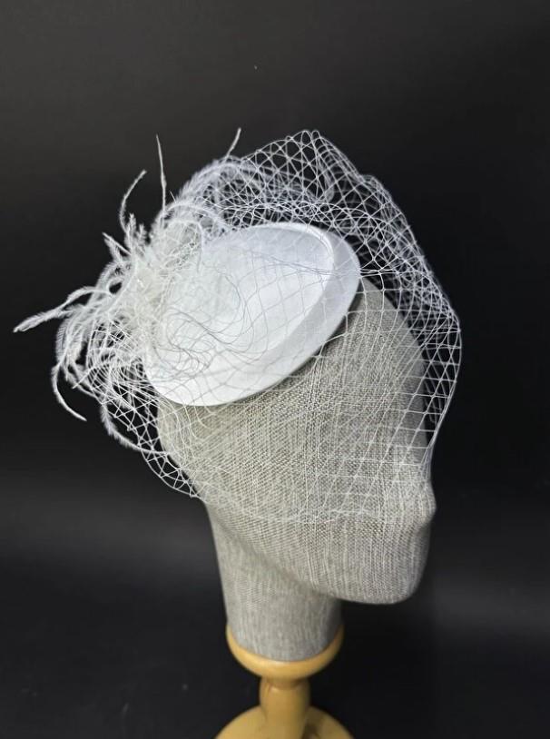 Gelin Nikah Şapkası Tüy ve Şifon Çiçekli Peçeli Toka Modeli